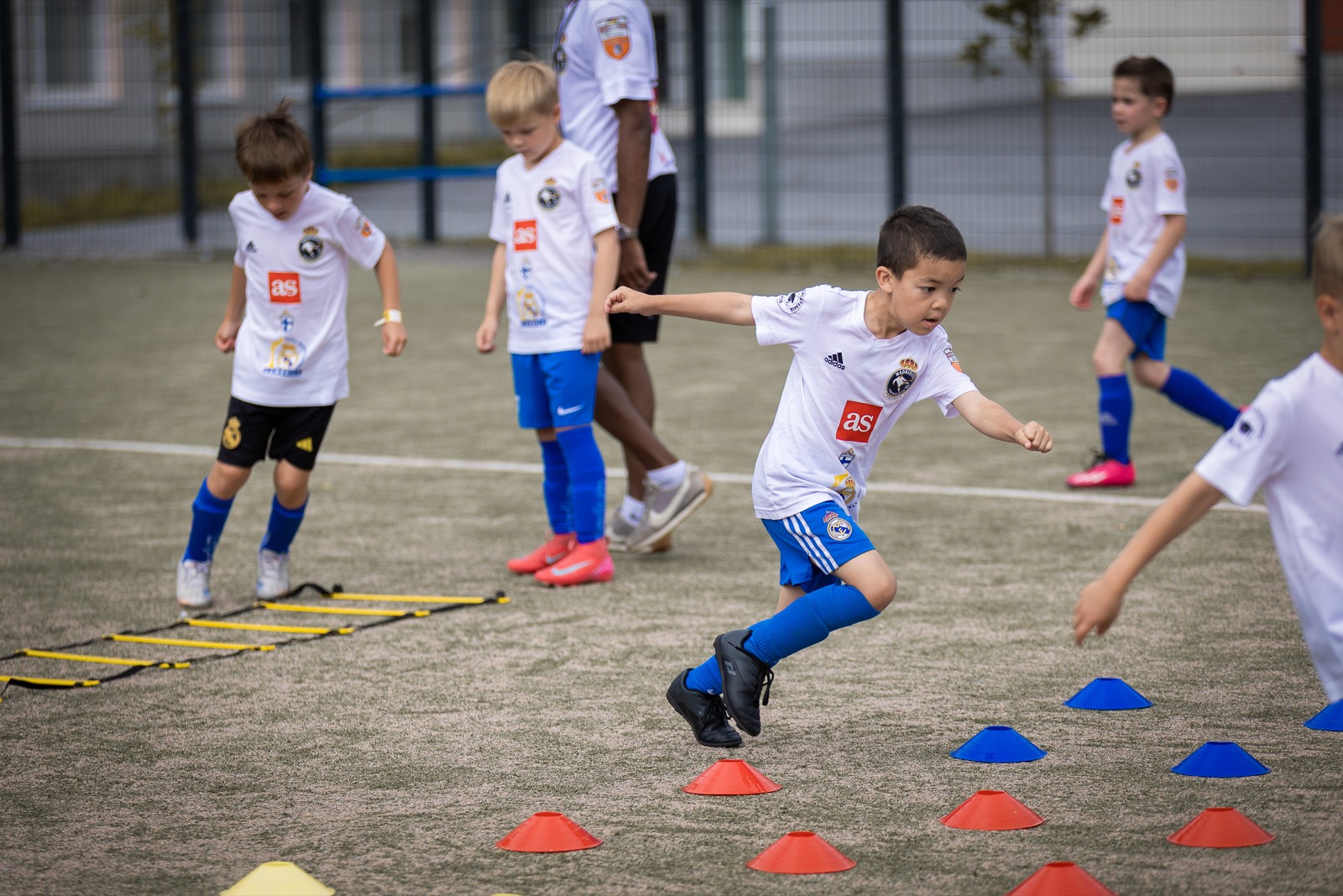 FC Novan valmentajat ja junioripelaajia Madridista training Club Finlandian Kesäleirillä